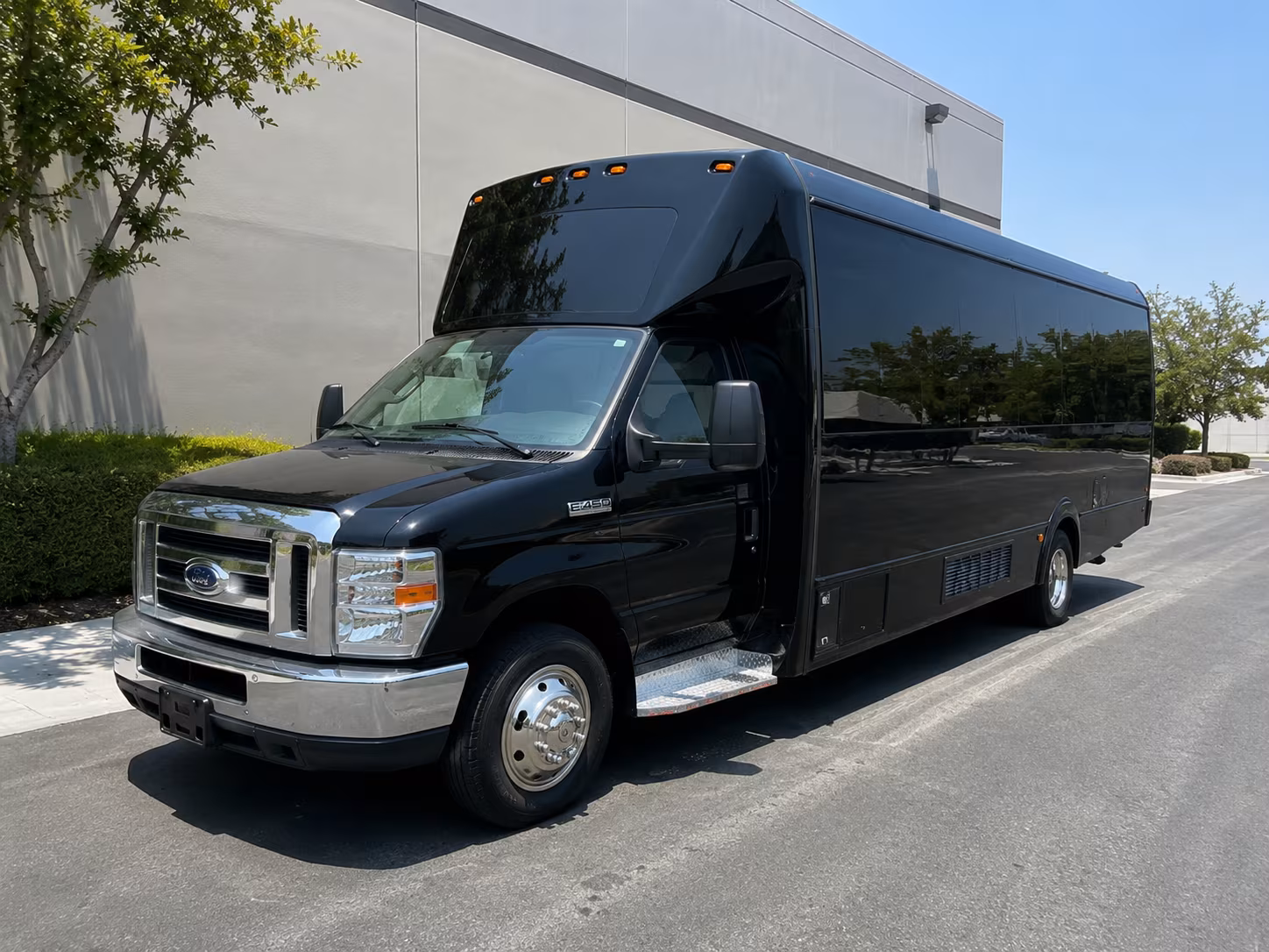 party buses to pine knob music theatre concerts and shows